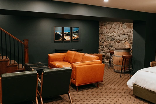 Room 00: The Chamber of Vice, seating area