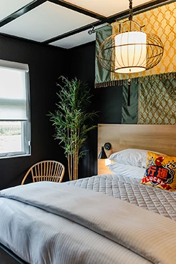 The Grove Motel, Hope on the Orient Express