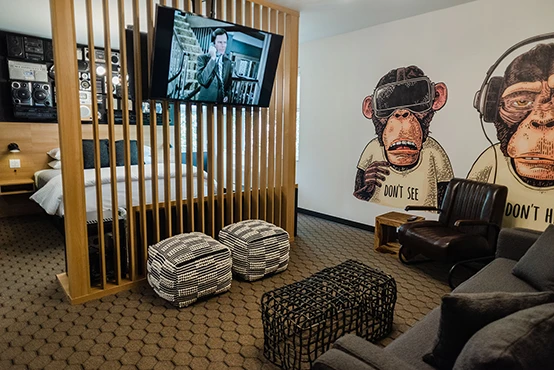 The Grove Motel, The Entourage