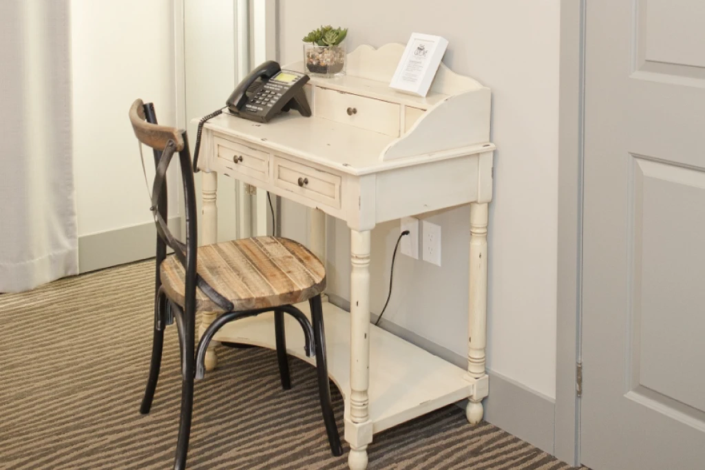 Room 17: N'Amastay in Bed, desk