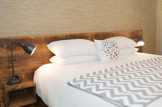 Room 17: N'Amastay in Bed, king bed