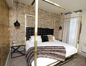 Room 8: Viva Las King, king bed