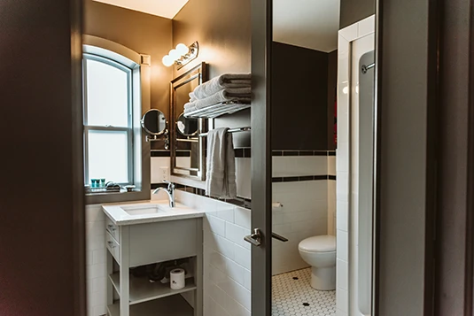 Room 1: The Ultimate Crashpad, bathroom